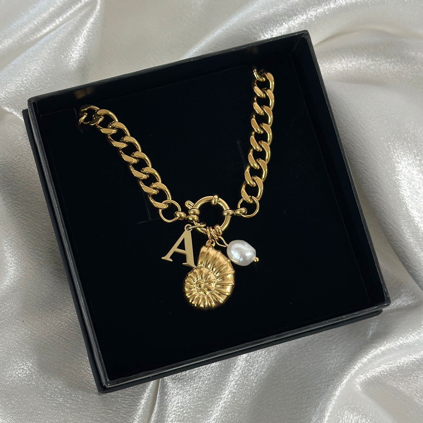 GOLDEN SHELL CHARM.