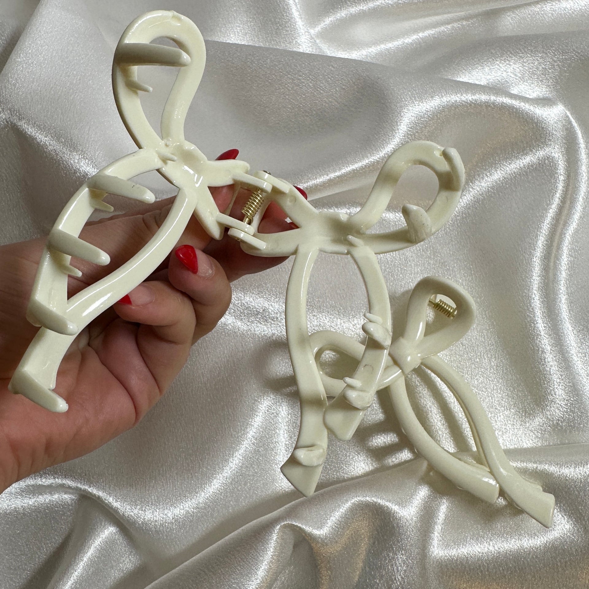 HAARSPANGE WHITE BOW.