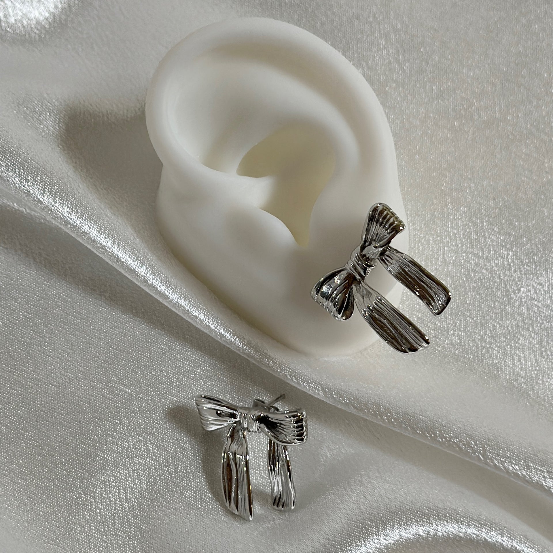 OHRRINGE SILVER LOOP.