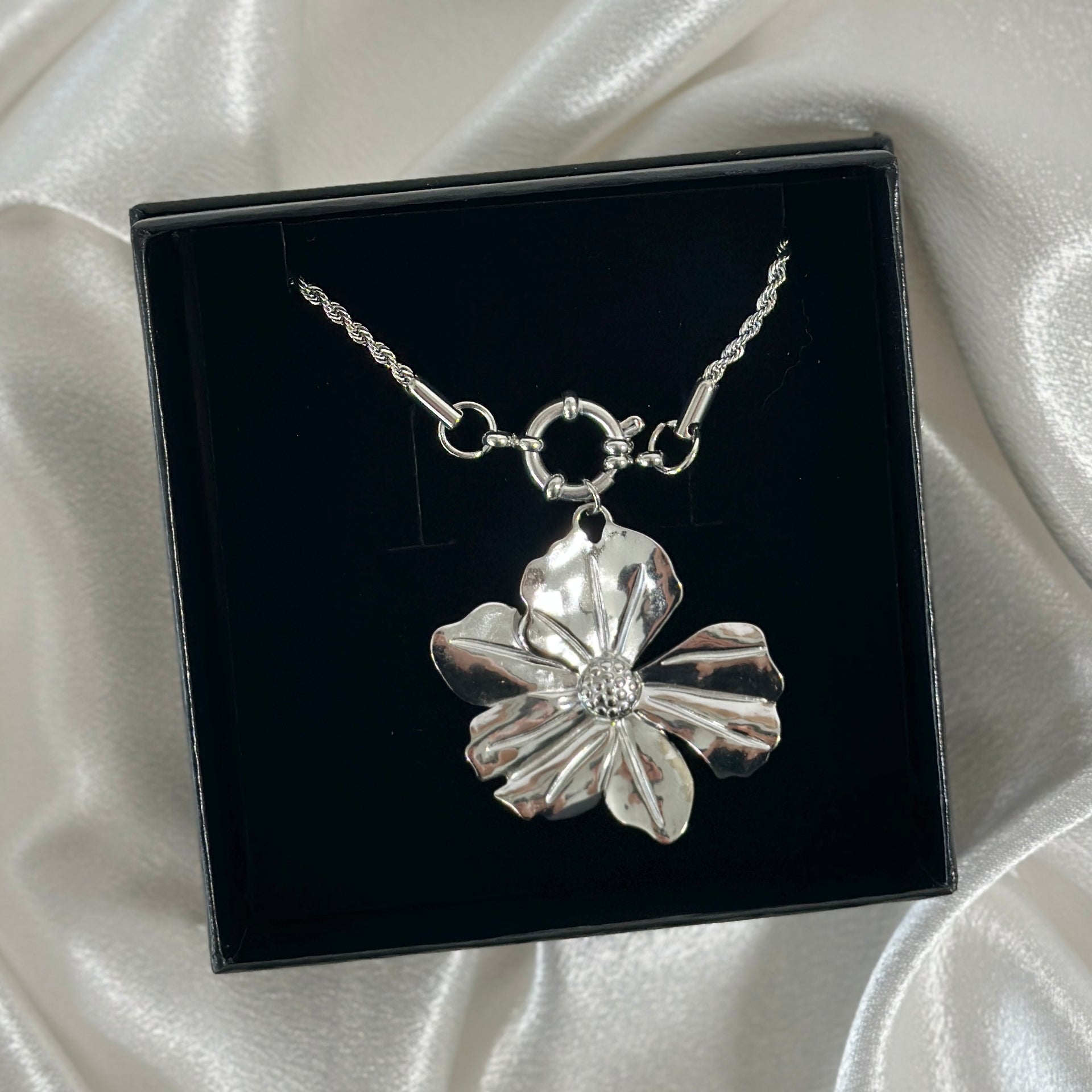 SILVER DAISY CHARM.