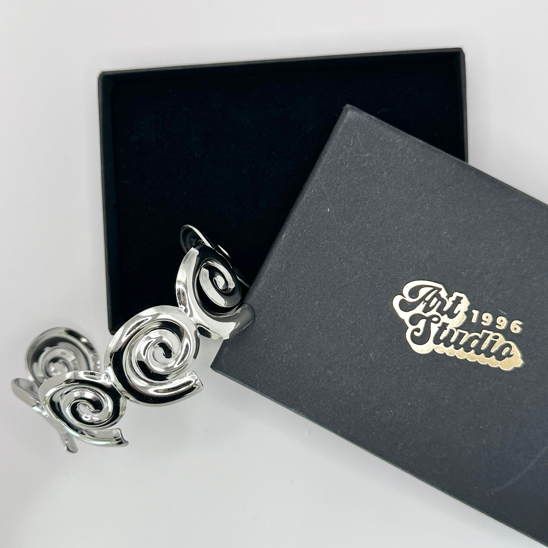 ARMBAND SILVER SWIRL.
