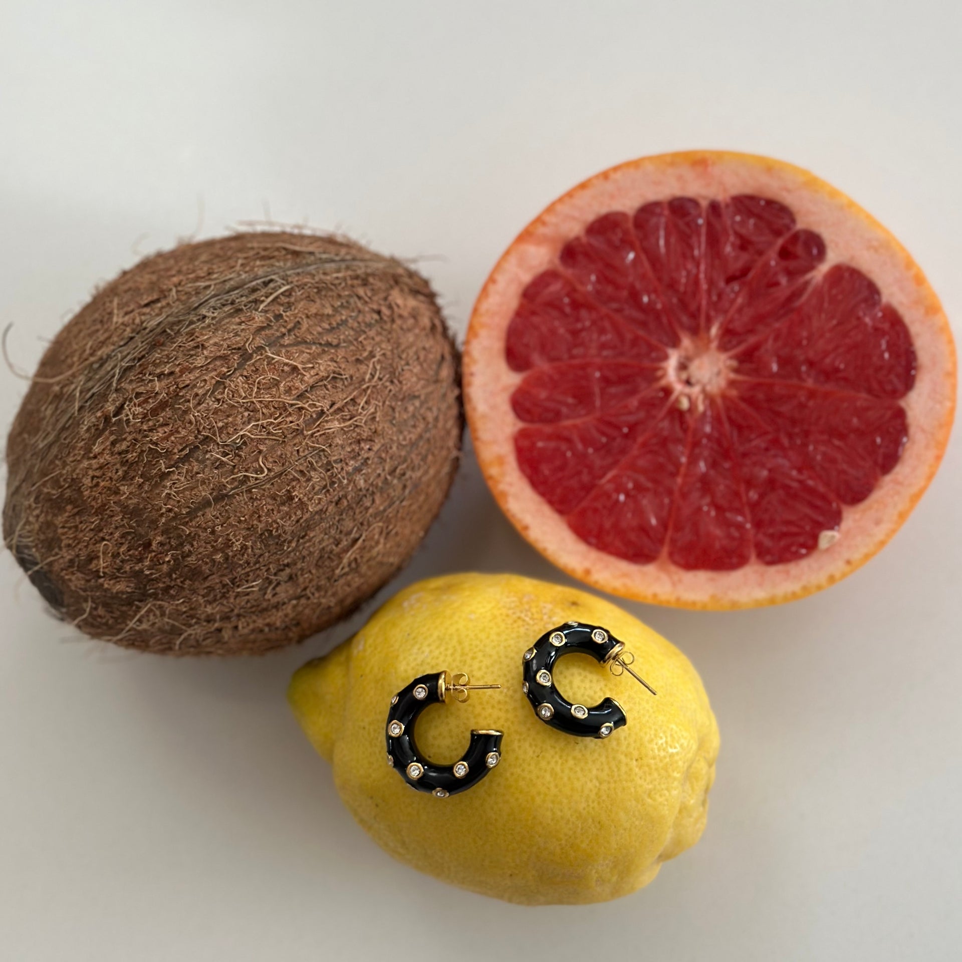 OHRRINGE BLACK HOOPS.