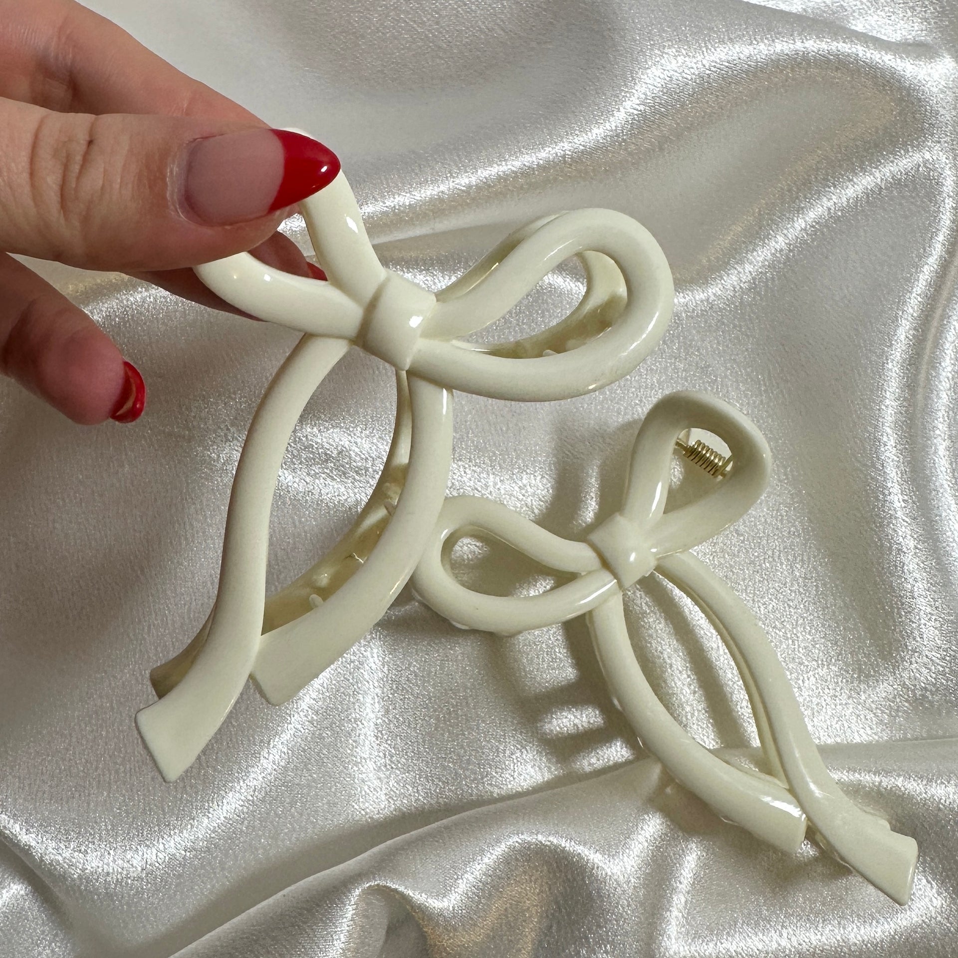 HAARSPANGE WHITE BOW.