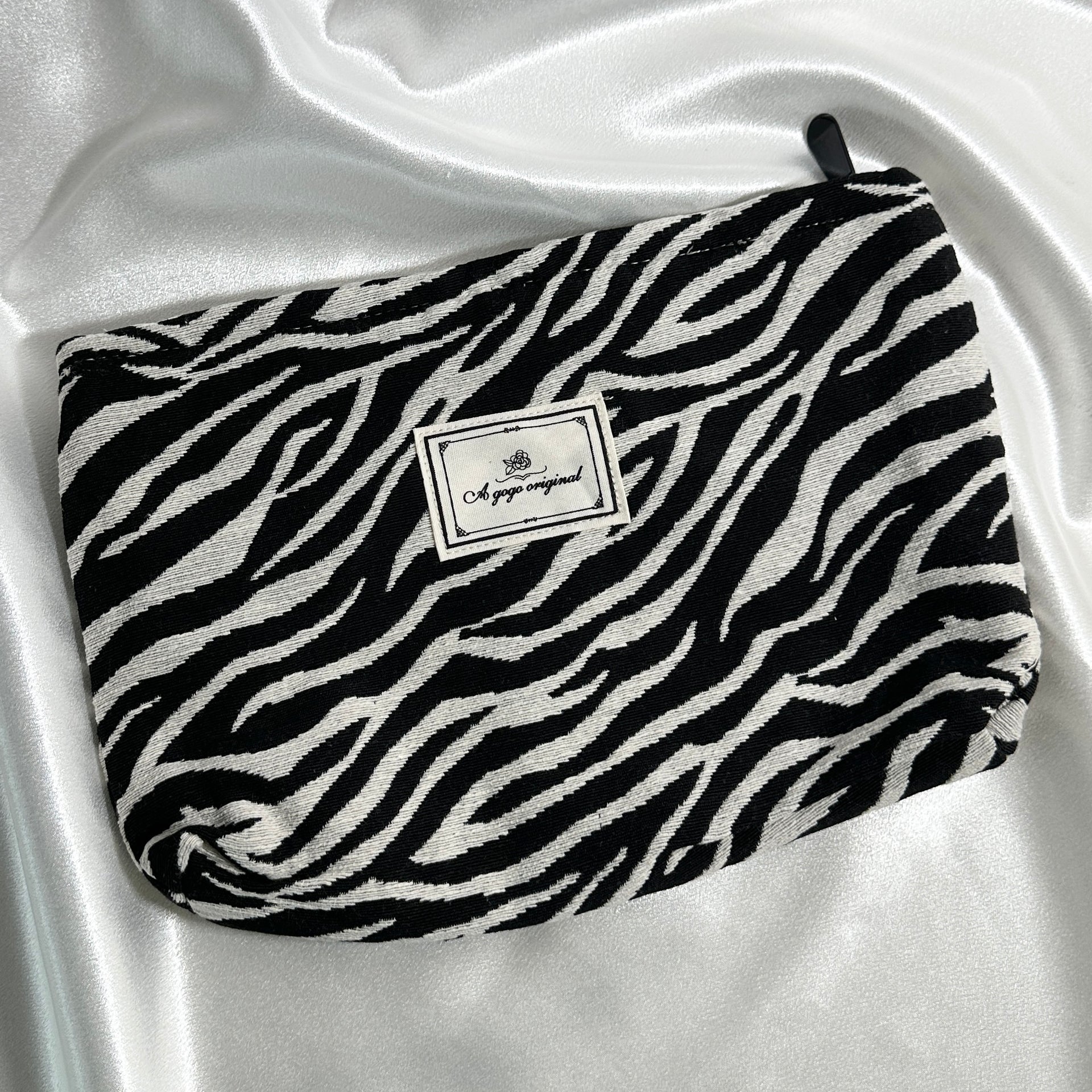 BEAUTY BAG ANIMAL PRINT.