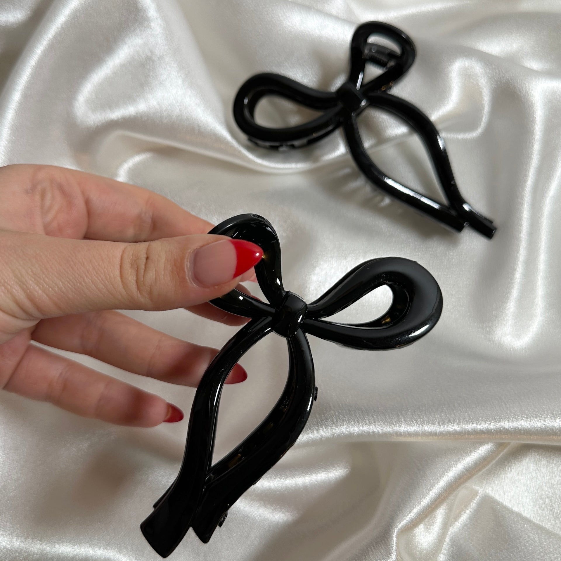 HAARSPANGE BLACK BOW.