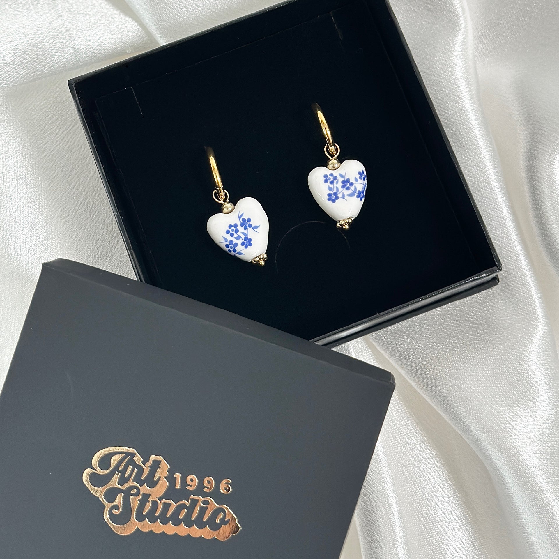 Ohrringe „VINTAGE HEARTS BLUE“